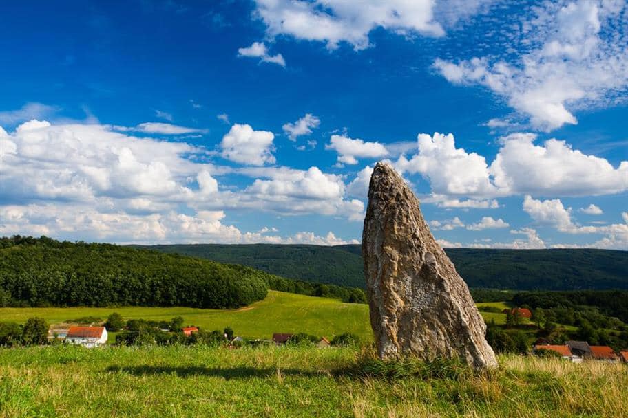 Toegangsprijs Onweersbui In beweging Grote steen (menhir) in Morinka - Tsjechië Tips